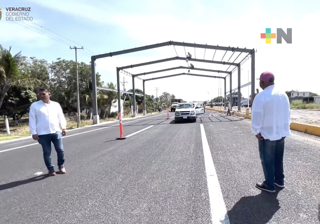 Eric Cisneros supervisa instalación de estructura de módulo de seguridad en localidad de Tamarindo